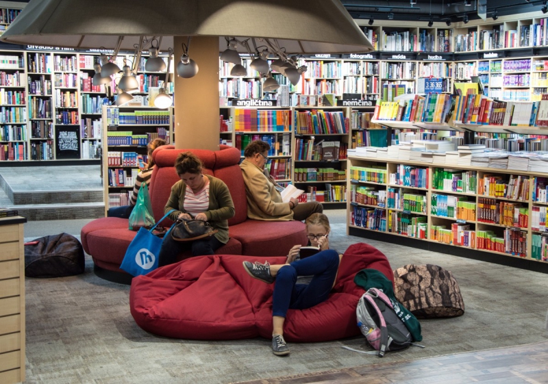 ecommerce-CASTILLON-min_books_bookstore_book_reader_readers_reading_shop_sale_books-849006